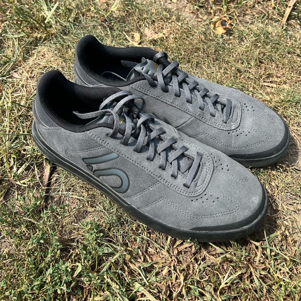 FIVE TEN SLEUTH DLX MOUNTAIN BIKE SHOES size 9.5